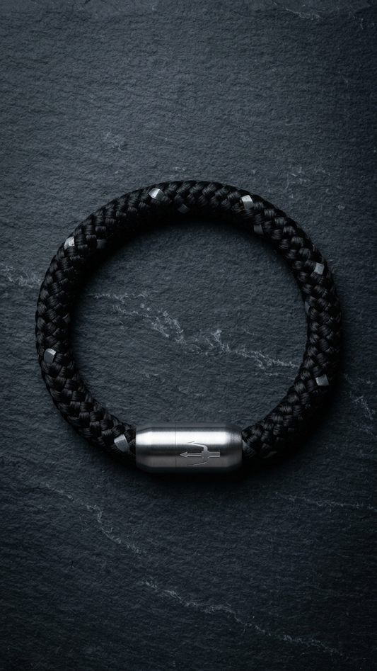 segeltauarmband liegt auf den Tisch 