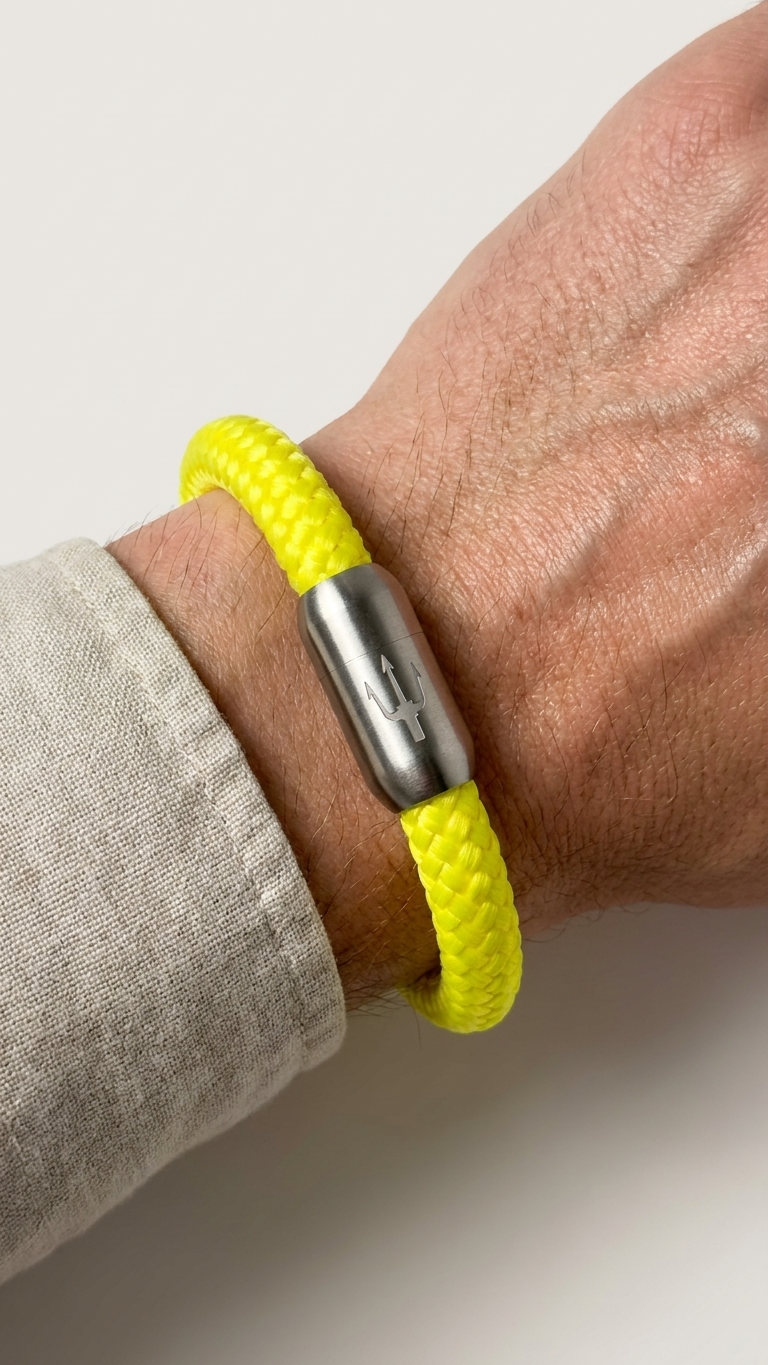 Gelbes Neon Segeltauarmband am Handgelenk