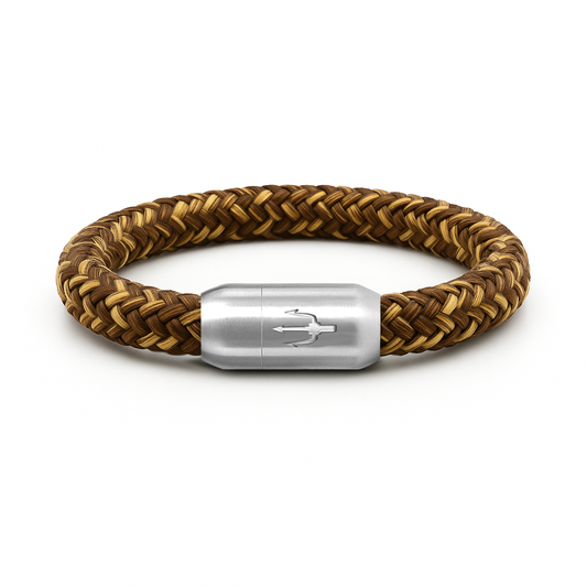 Braun-goldenes geflochtenes Segeltauarmband mit Edelstahl-Power-Magnetverschluss und Dreizack-Gravur – Nautic Force Amber Dune, maritimer Schmuck für Damen & Herren.