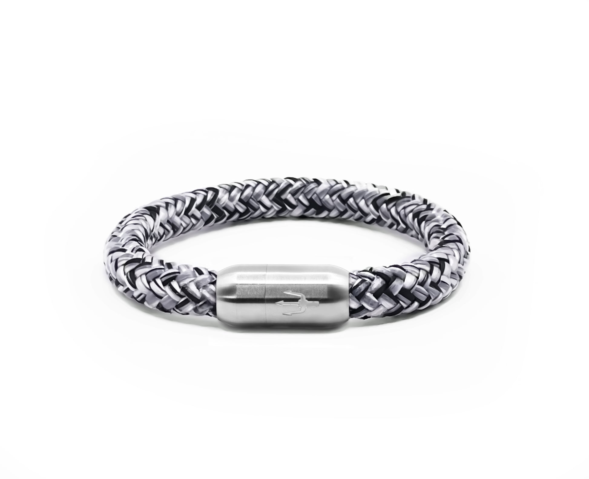 Schwarz-weiß geflochtenes Segeltauarmband mit Edelstahl-Power-Magnetverschluss und Dreizack-Gravur – Nautic Force Arctic Storm, maritimer Schmuck für Damen &amp; Herren.