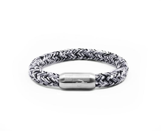Schwarz-weiß geflochtenes Segeltauarmband mit Edelstahl-Power-Magnetverschluss und Dreizack-Gravur – Nautic Force Arctic Storm, maritimer Schmuck für Damen &amp; Herren.