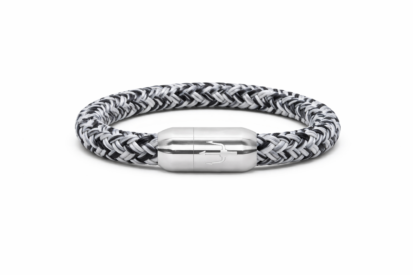 Schwarz-weiß geflochtenes Segeltauarmband mit Edelstahl-Power-Magnetverschluss und Dreizack-Gravur – Nautic Force Arctic Storm, maritimer Schmuck für Damen &amp; Herren.