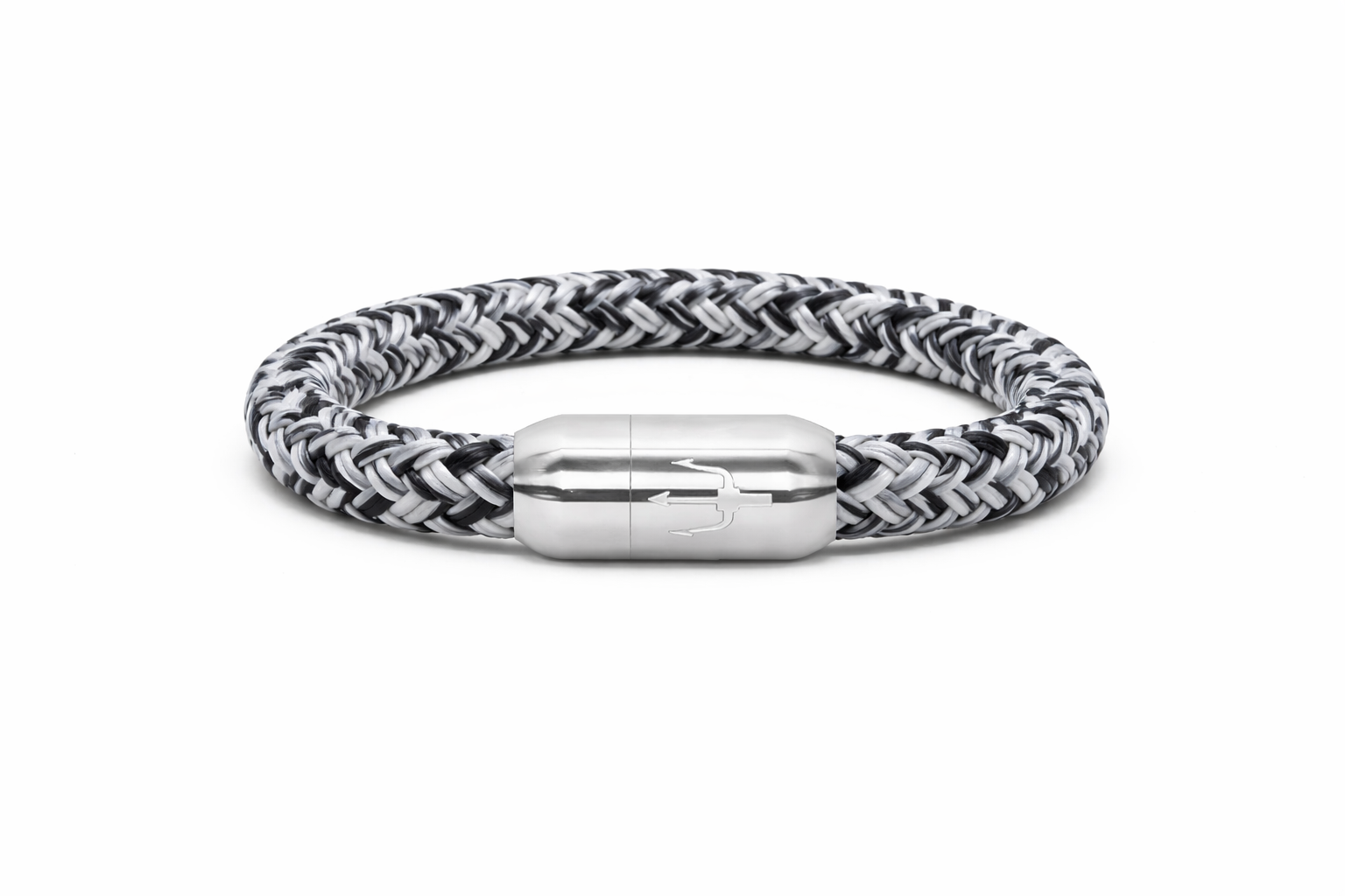 Schwarz-weiß geflochtenes Segeltauarmband mit Edelstahl-Power-Magnetverschluss und Dreizack-Gravur – Nautic Force Arctic Storm, maritimer Schmuck für Damen &amp; Herren.