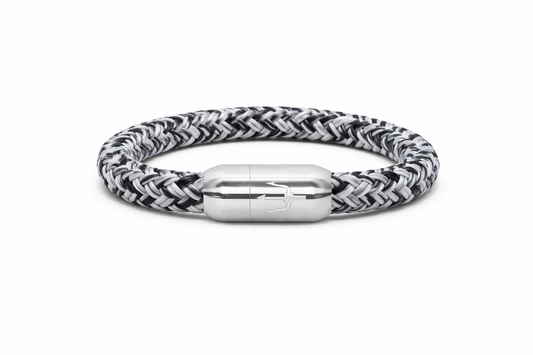Schwarz-weiß geflochtenes Segeltauarmband mit Edelstahl-Power-Magnetverschluss und Dreizack-Gravur – Nautic Force Arctic Storm, maritimer Schmuck für Damen &amp; Herren.
