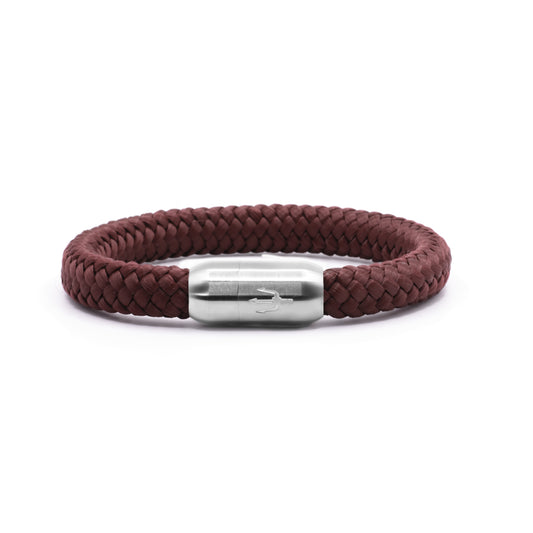 Bordeaux-rotes geflochtenes Segeltauarmband mit Edelstahl-Power-Magnetverschluss und Dreizack-Gravur – Nautic Force Bordeaux Crest, maritimer Schmuck für Damen & Herren.