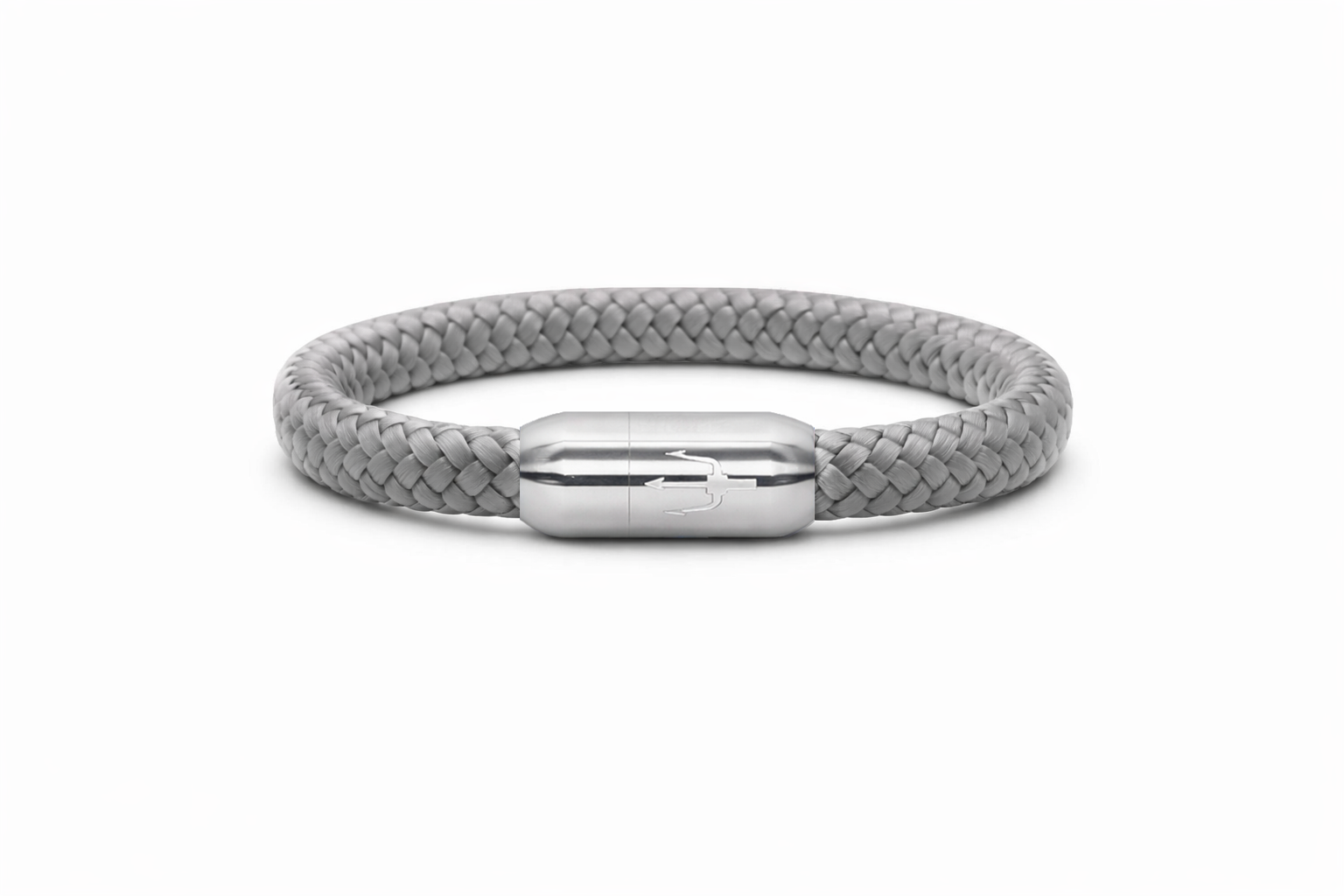 Nautic Force „Frost Grey“ – hellgraues 8 mm Segeltauarmband mit Edelstahl-Dreizack-Magnetverschluss
