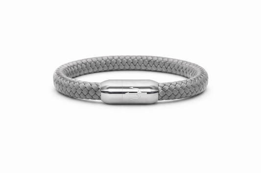 Nautic Force „Frost Grey“ – hellgraues 8 mm Segeltauarmband mit Edelstahl-Dreizack-Magnetverschluss
