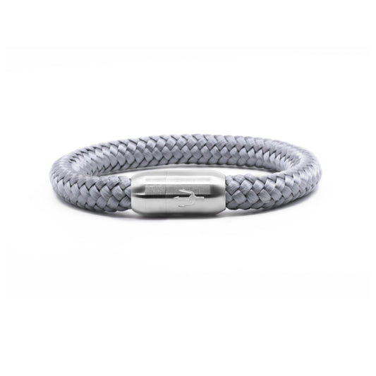 Silbergraues geflochtenes Segeltauarmband mit Edelstahl-Power-Magnetverschluss und Dreizack-Gravur – Nautic Force Silver Crest, maritimer Schmuck für Damen & Herren.