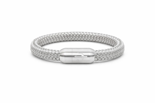 Nautic Force „Silver Crest“ – graues 8 mm Segeltauarmband mit Edelstahl-Dreizack-Magnetverschluss
