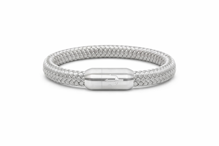 Nautic Force „Silver Crest“ – graues 8 mm Segeltauarmband mit Edelstahl-Dreizack-Magnetverschluss
