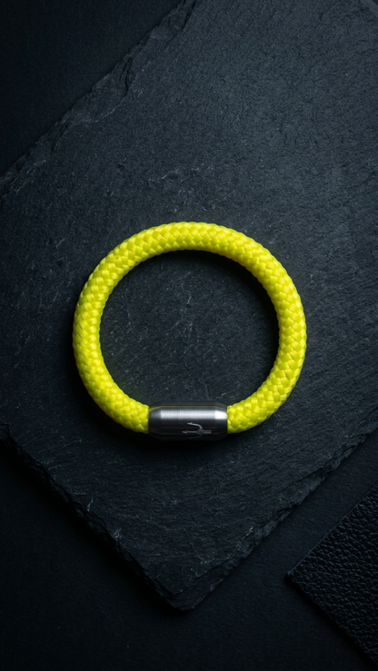 Neon gelbes Segeltauarmband dicht auf einer Platte
