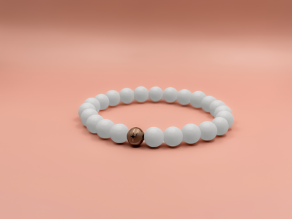 Trident Classic Bianco Rosé – 8 mm Malaysia-Jade Armband mit 8 mm Roségold-Edelstahl-Perle und Dreizack-Gravur.