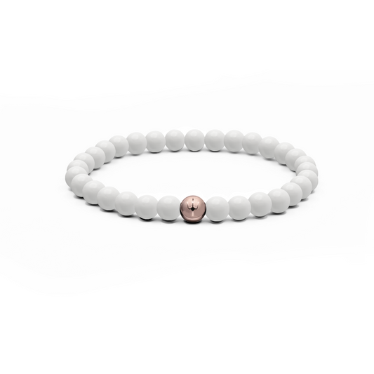 Trident Classic Bianco Rosé – 8 mm Malaysia-Jade Armband mit 8 mm Roségold-Edelstahl-Perle und Dreizack-Gravur.