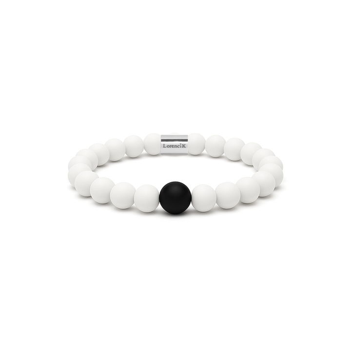 Infinity Balance – Pure Malaysia, weißes Malaysia Jade Armband mit schwarzer Mittelperle