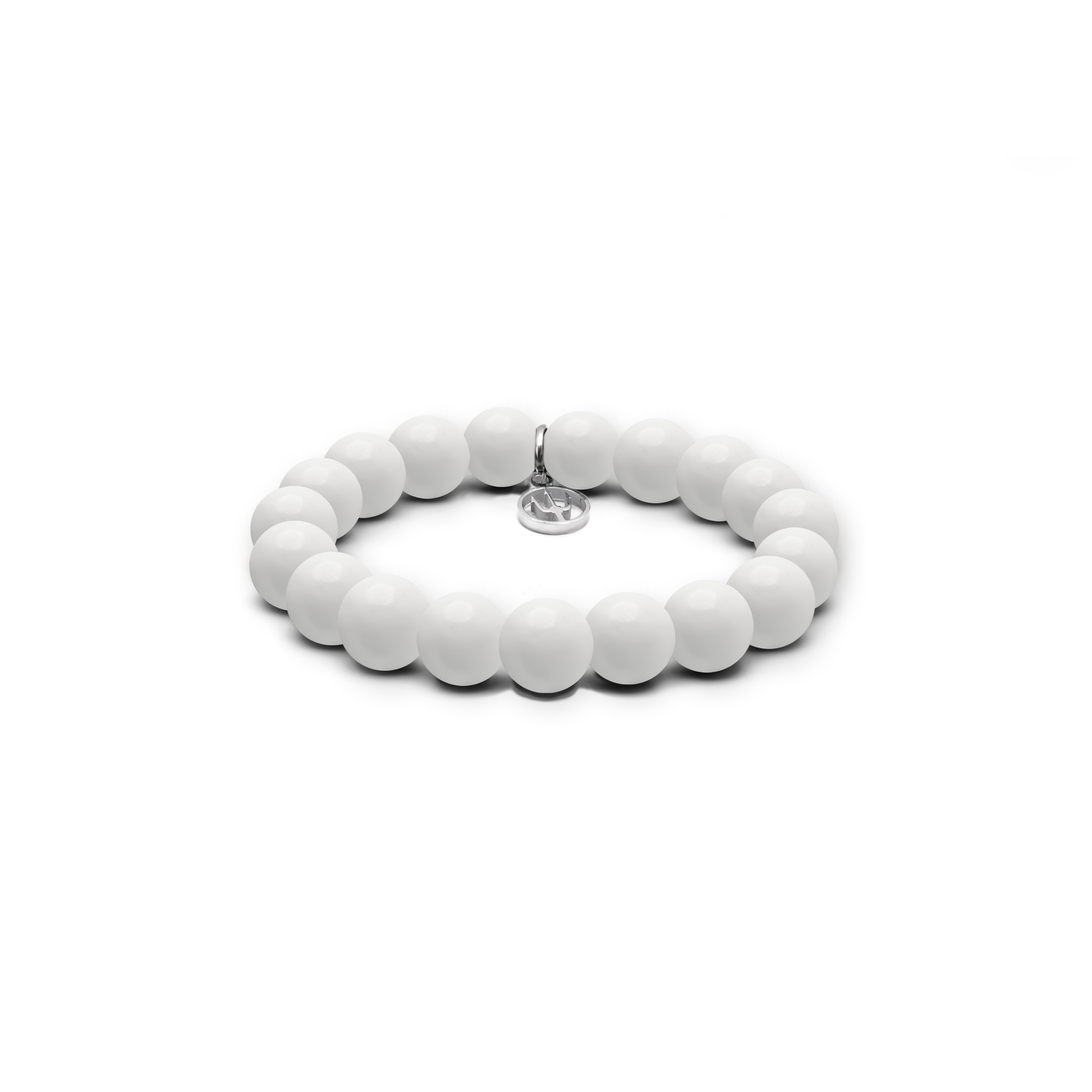 8 mm Armband aus weißen Jade-Perlen mit Edelstahl-Charm und Dreizack-Gravur – edles Accessoire aus der Primus Line.