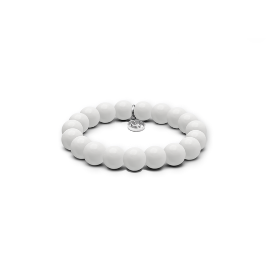 8 mm Armband aus weißen Jade-Perlen mit Edelstahl-Charm und Dreizack-Gravur – edles Accessoire aus der Primus Line.