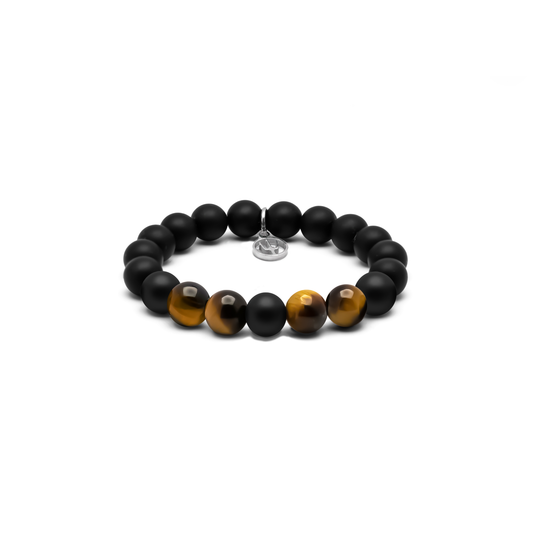 8 mm Armband aus matten Onyx- und glänzenden Tigerauge-Perlen mit Edelstahl-Charm und Dreizack-Gravur – einzigartiges Herrenaccessoire aus der Primus Line.