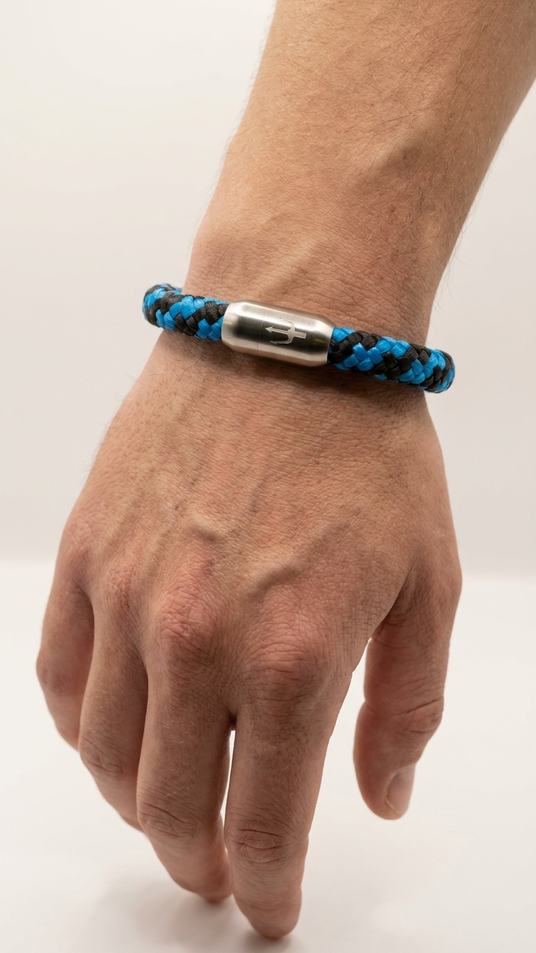 blau schwarzes -geflochtenes-seilarmband-edelstahlverschluss-handgelenk-detail