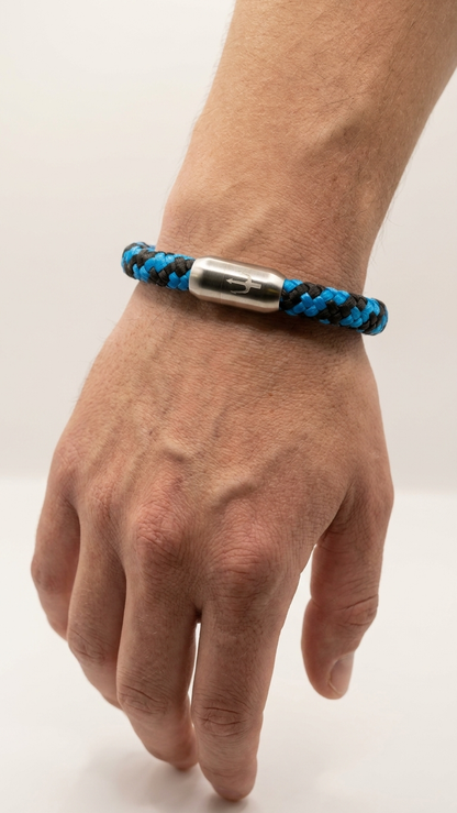 blau schwarzes -geflochtenes-seilarmband-edelstahlverschluss-handgelenk-detail