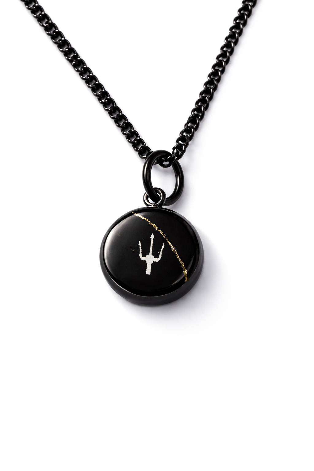 Schwarze Sky Mist Trident Halskette von Lorencik™ auf weißem Hintergrund, runder Anhänger 12 mm