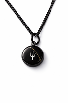 Schwarze Sky Mist Trident Halskette von Lorencik™ auf weißem Hintergrund, runder Anhänger 12 mm