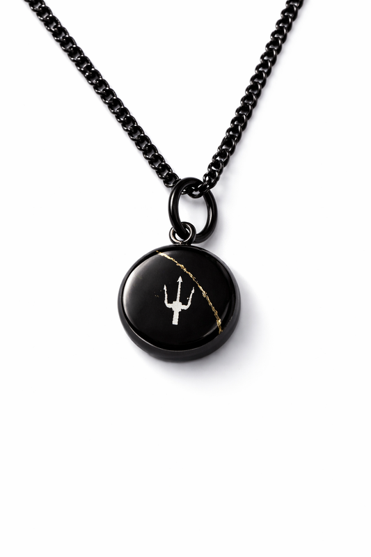 Schwarze Sky Mist Trident Halskette von Lorencik™ auf weißem Hintergrund, runder Anhänger 12 mm