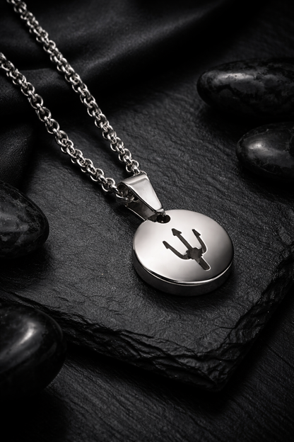 Trident Coin Edelstahl-Anhänger 304L (15 mm) mit Kette auf schwarzem Stein – luxuriöse Still-Life-Fotografie