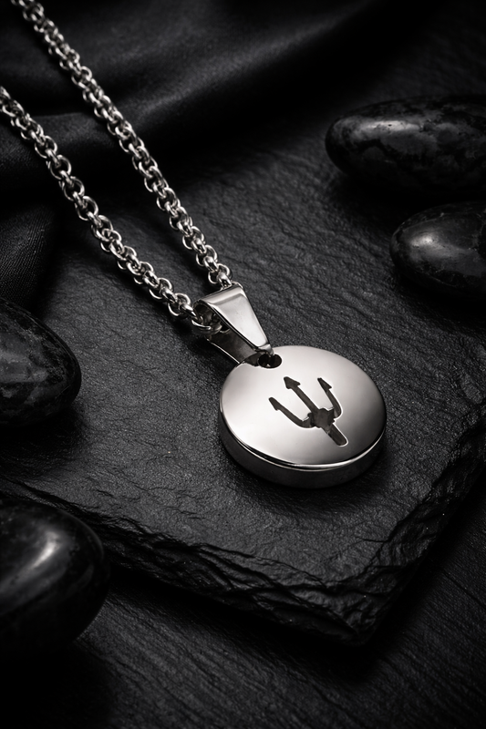 Trident Coin Edelstahl-Anhänger 304 (15 mm) mit Kette auf schwarzem Stein – luxuriöse Still-Life-Fotografie