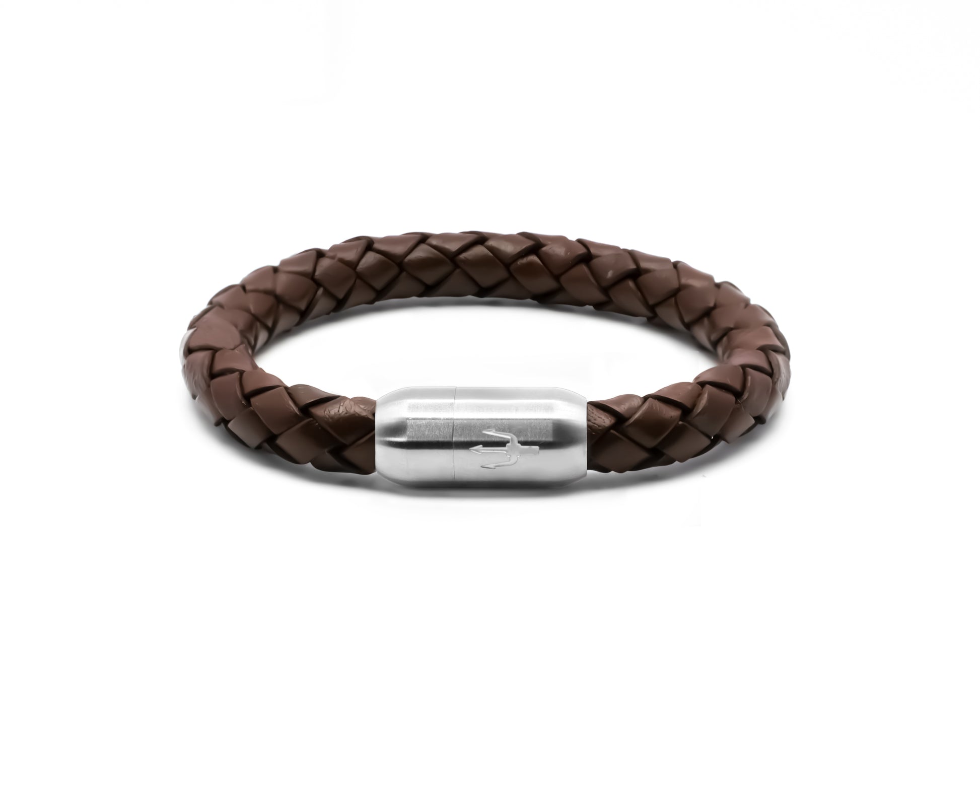 Geflochtenes 8 mm Lederarmband in Dunkelbraun aus der Tridente Collection mit silbernem Edelstahl-Magnetverschluss und Dreizack-Gravur – ein elegantes Herrenaccessoire.