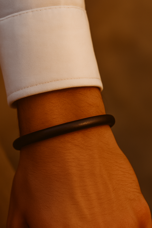 Tridente Classico – Lederarmband Rundriemen 6 mm in Dunkelbraun mit silbernem Edelstahlverschluss und graviertem Lorencik Dreizack-Logo. Hochwertiges Unisex-Armband handgefertigt in Deutschland.“