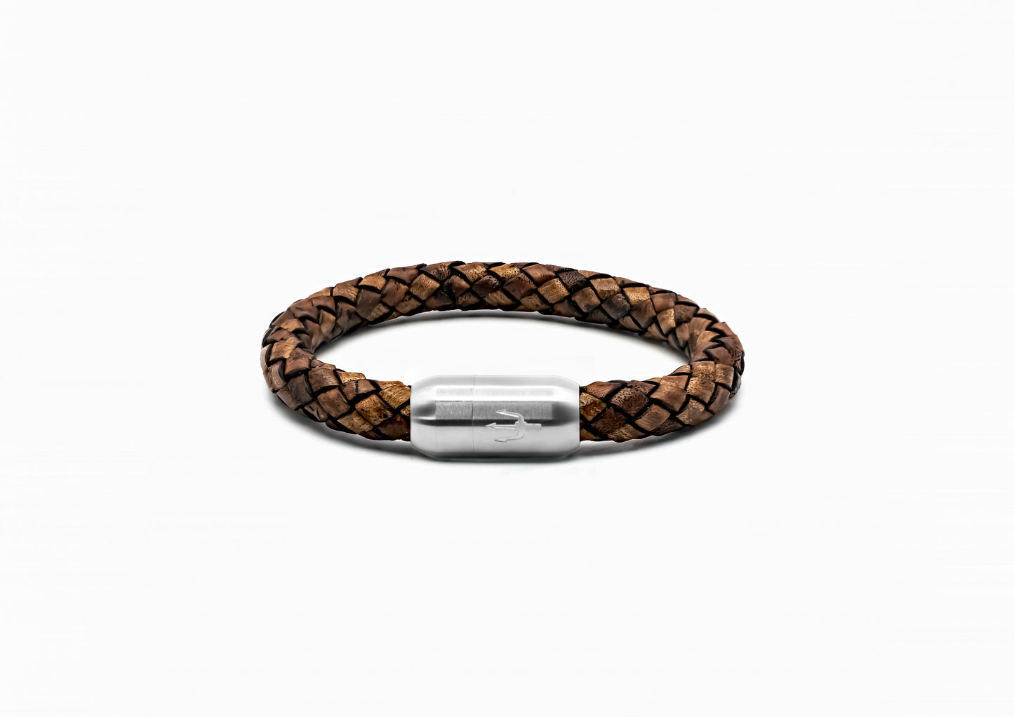 Geflochtenes 8 mm Lederarmband in Rotbraun aus der Tridente Collection mit silbernem Edelstahl-Magnetverschluss und markanter Dreizack-Gravur – ein elegantes Herrenaccessoire