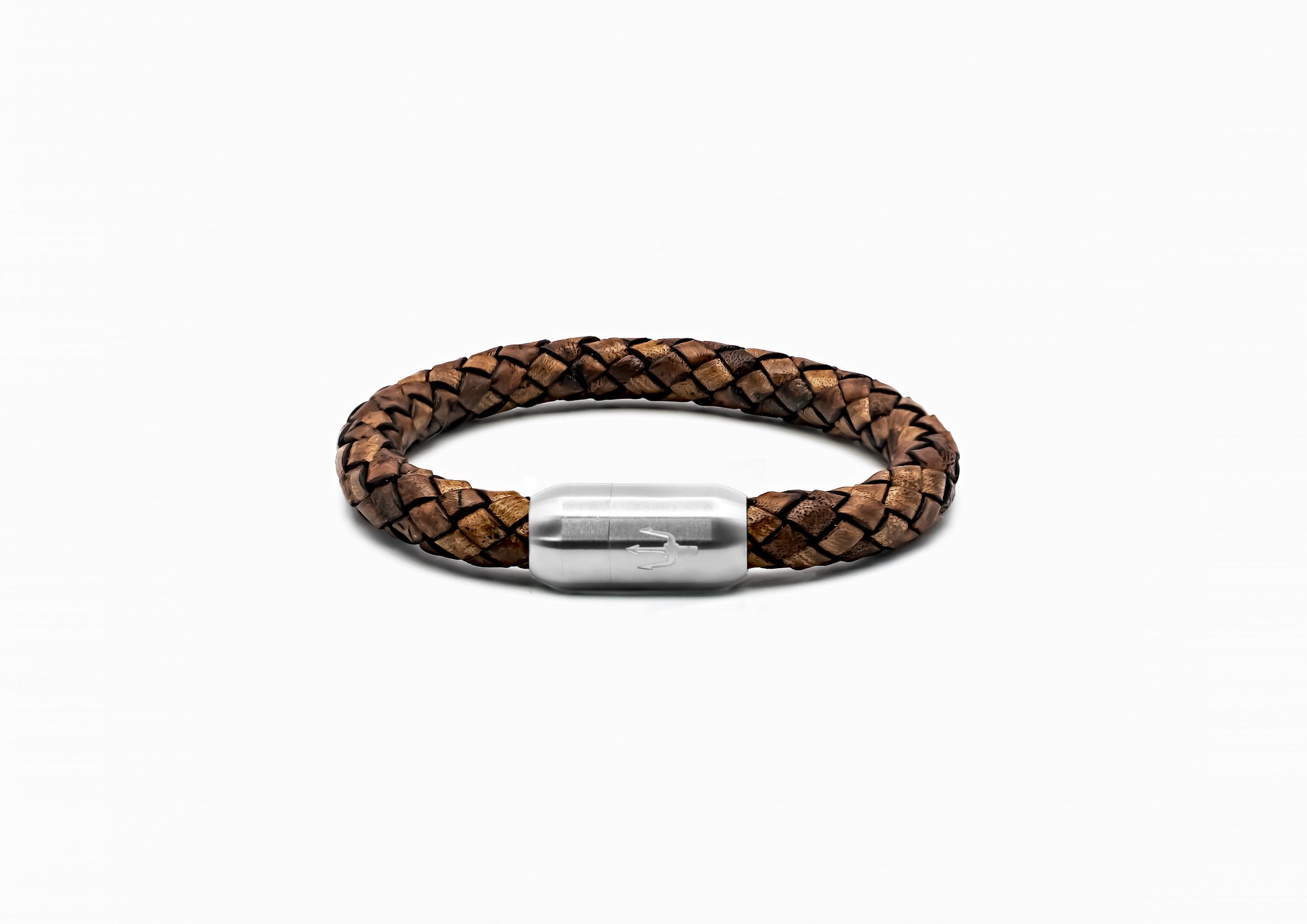Geflochtenes 8 mm Lederarmband in Rotbraun aus der Tridente Collection mit silbernem Edelstahl-Magnetverschluss und markanter Dreizack-Gravur – ein elegantes Herrenaccessoire