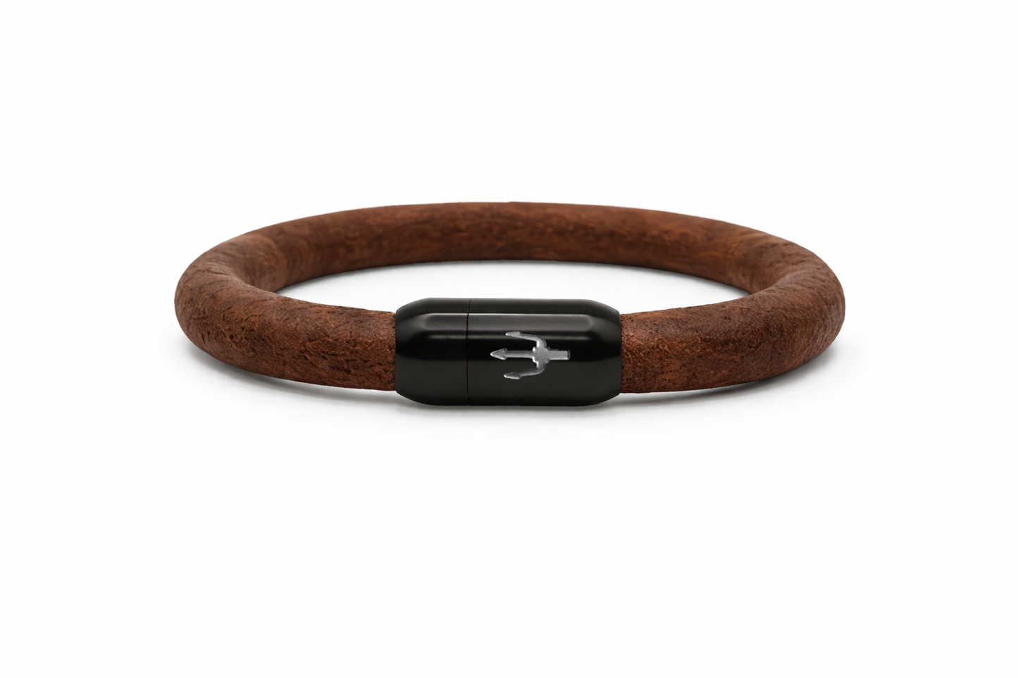 Glattes 8 mm Lederarmband in Rotbraun mit leichtem Vintage-Look aus der Tridente Collection mit schwarzem Edelstahl-Magnetverschluss und Dreizack-Gravur – ein einzigartiges Herrenaccessoire.