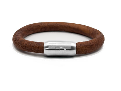 Glattes 8 mm Lederarmband in Rotbraun mit leichtem Vintage-Look aus der Tridente Collection mit silbernem Edelstahl-Magnetverschluss und markanter Dreizack-Gravur – ein elegantes Herrenaccessoire