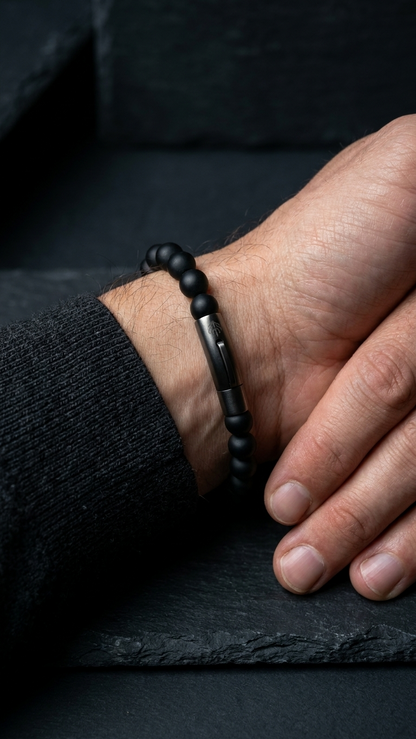 UMBRA mit matten schwarzen Onyxperlen am Handgelenk