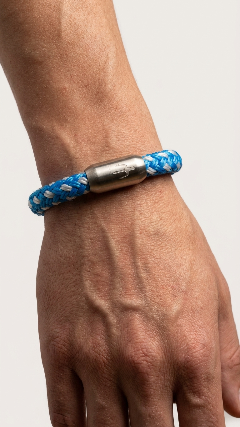 Blau-weisses geflochtenes Seilarmband mit Edelstahlverschluss als Detailaufnahme am Handgelenk