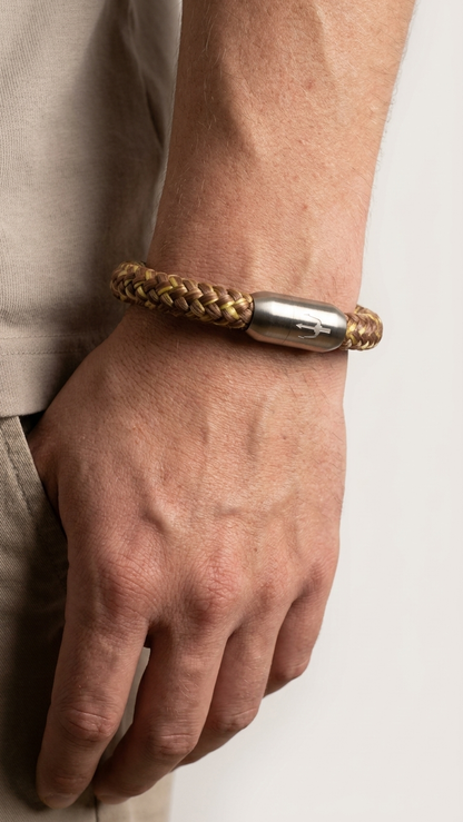 Braun-oliv-goldenes geflochtenes Seilarmband mit Edelstahlverschluss am Handgelenk