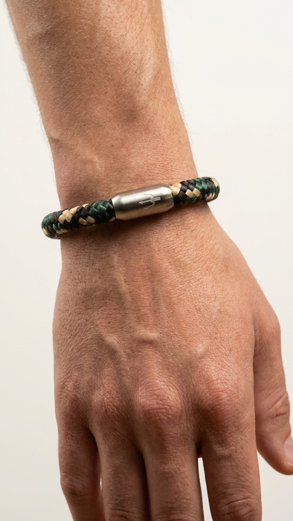 Woodland Camo Segeltauarmband am Herrenhandgelenk mit Edelstahlverschluss und Dreizack – Detailaufnahme