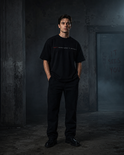 Model trägt schwarzes Dreizentia Shadows T-Shirt mit Frontprint in dunkler Industrial-Szene