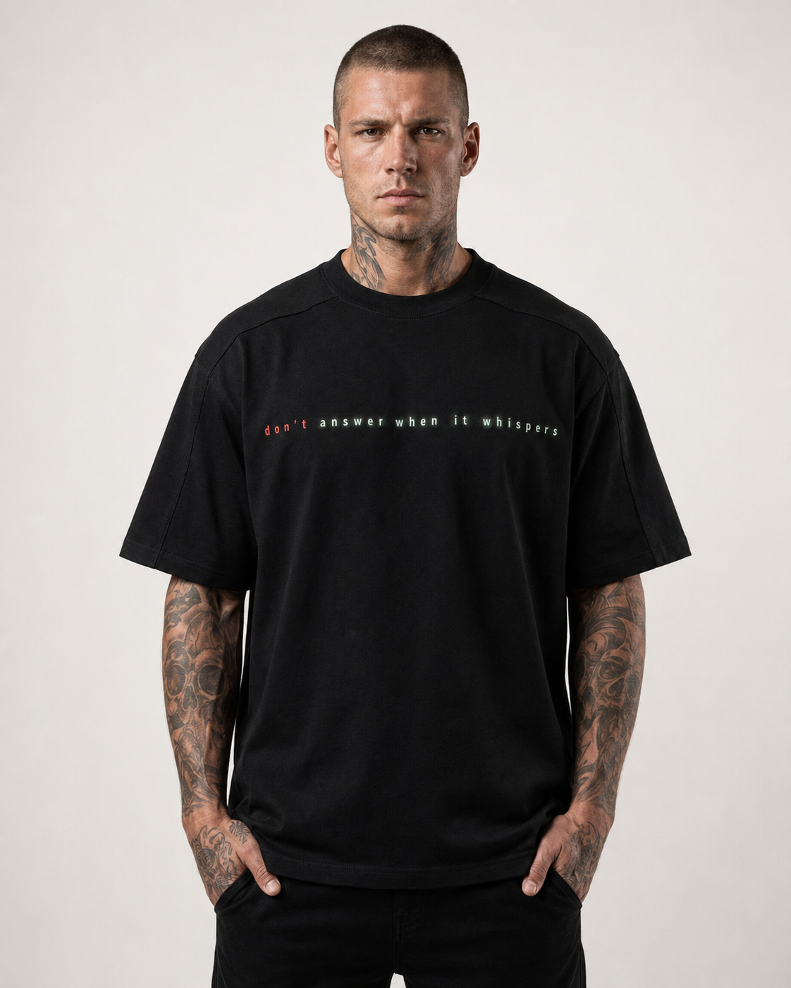 Model trägt schwarzes Dreizentia Shadows T-Shirt mit kleinem Frontprint im Studio