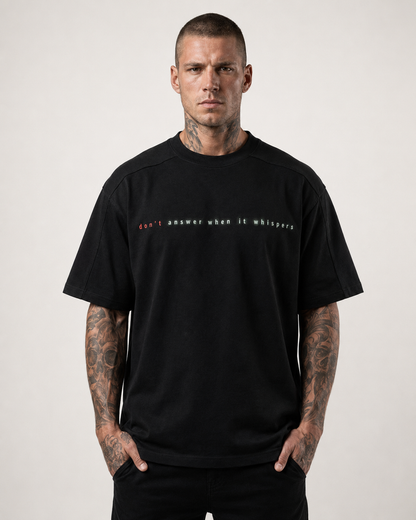 Model trägt schwarzes Dreizentia Shadows T-Shirt mit kleinem Frontprint im Studio