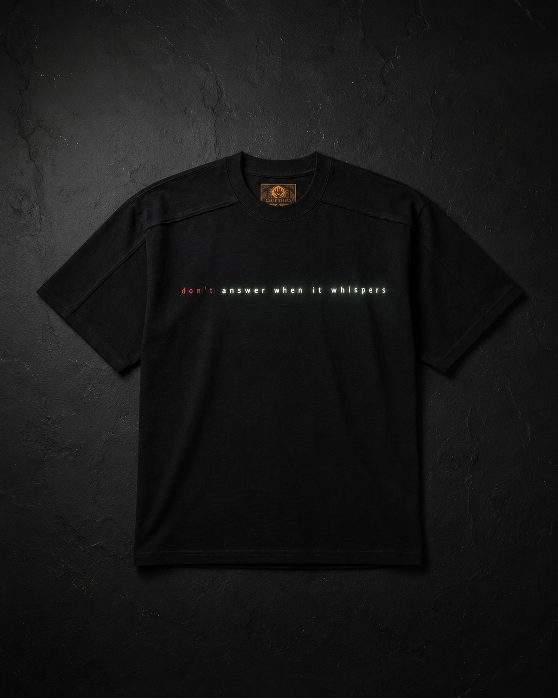 Schwarzes Dreizentia Shadows T-Shirt mit kleinem Frontprint als Produktfoto