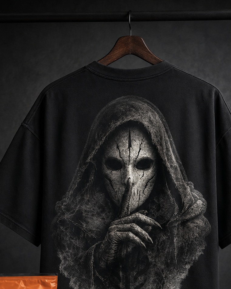 Schwarzes Dreizentia Shadows T-Shirt mit großem Rückenprint und orangefarbener Verpackung