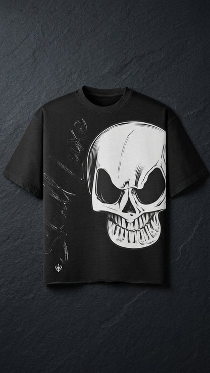 Schwarzes DREIZENTIA Skull Luxe Herren-T-Shirt mit großem weißem Totenkopf-Print als Produktfoto auf Schiefer