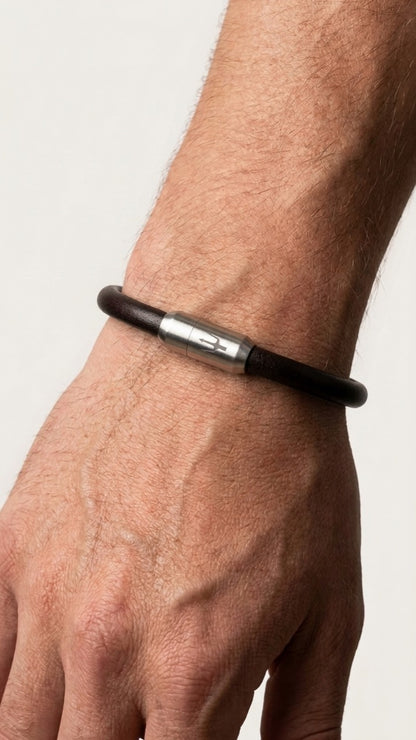 Dunkelbraunes Lederarmband mit Edelstahlverschluss am Handgelenk