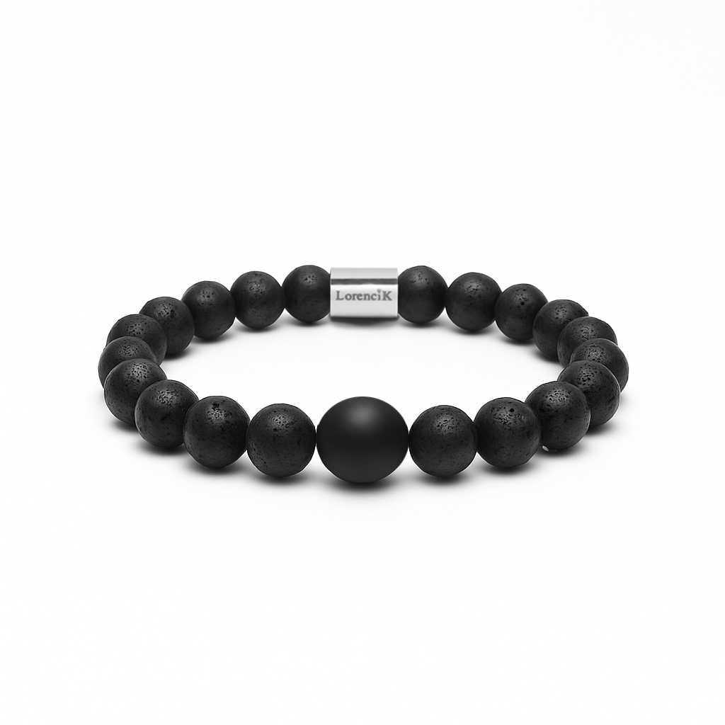 chwarzes Armband aus 8 mm Lavasteinen mit strukturierter Oberfläche, ergänzt durch eine zentrale 10 mm matte Onyx-Kugel – fotografiert vor weißem Hintergrund, steht für Energie, Wandel und Schutz.

