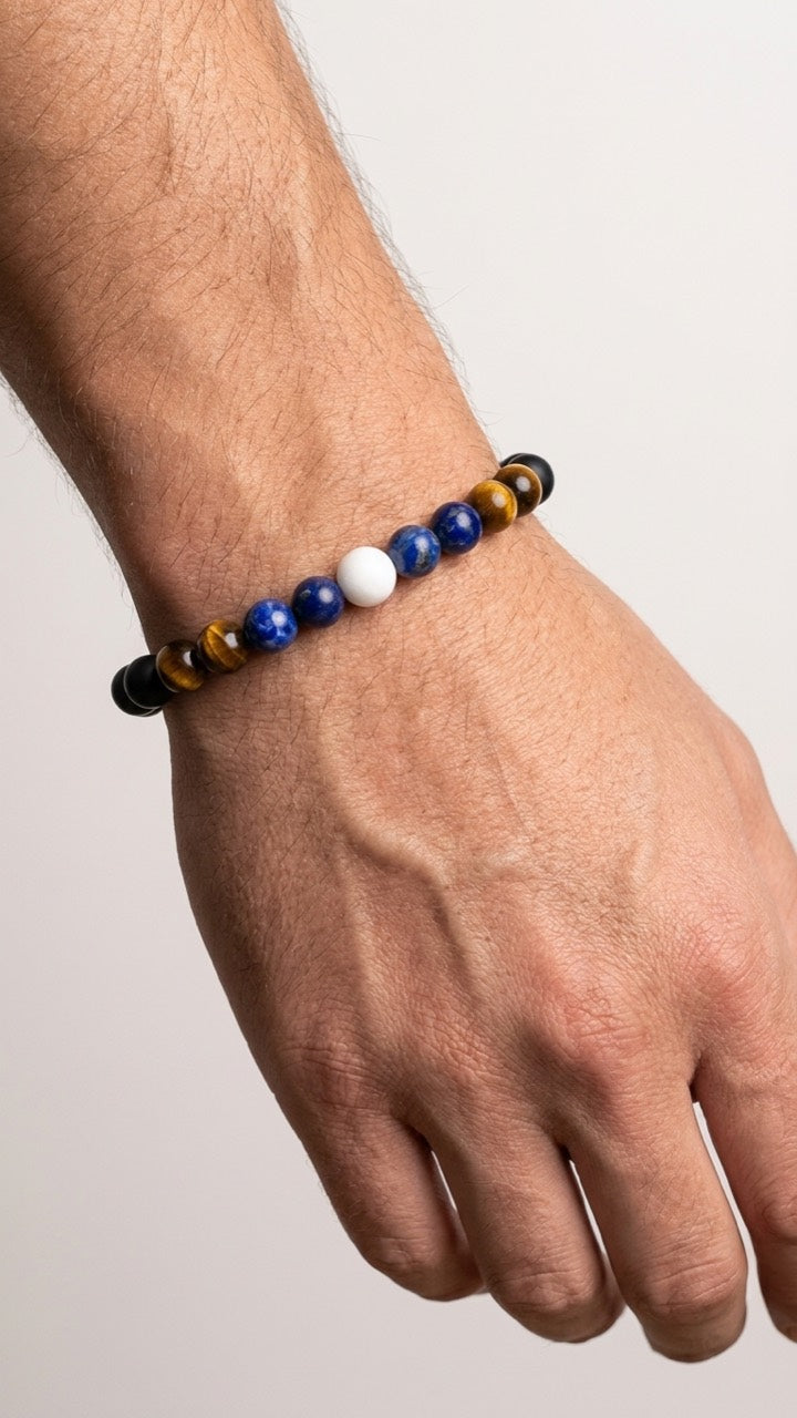 LorenciK Herrenarmband mit blauen Perlen, Tigerauge, weisser Perle und schwarzen Akzenten am Handgelenk.