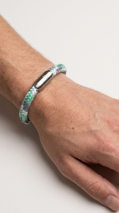 Mint-grau-weißes geflochtenes Seilarmband mit Edelstahlverschluss am Handgelenk