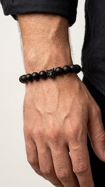 Schwarzes Perlenarmband mit Totenkopf-Detail am Herrenhandgelenk