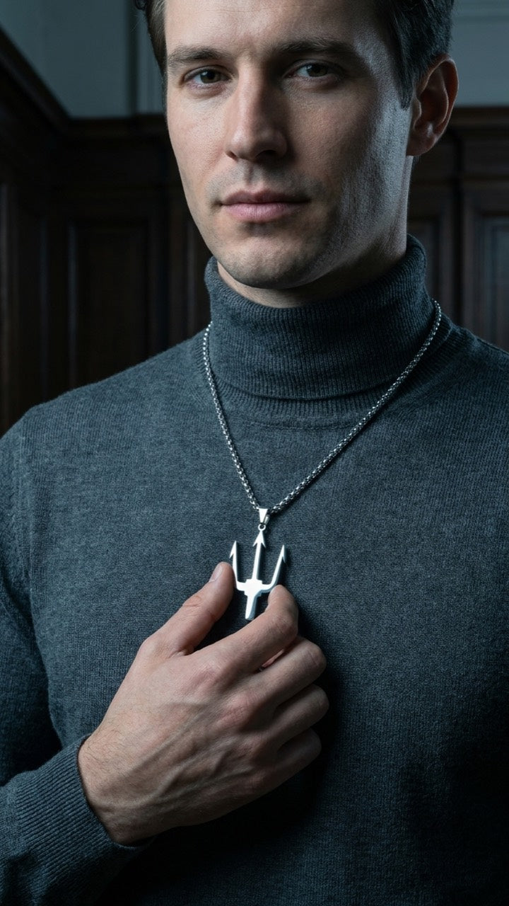 Silberfarbene Herrenkette mit grossem Dreizack Anhaenger am Model mit grauem Rollkragenpullover.